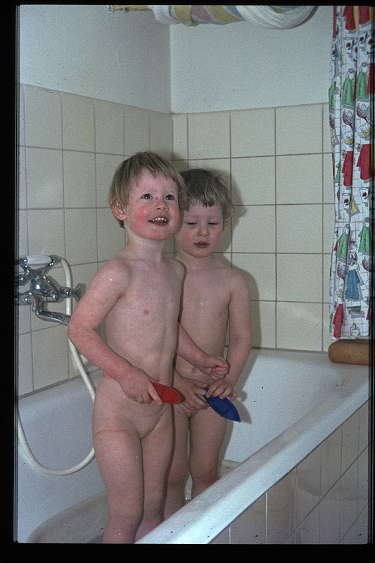 28.Delft apr 1966 Brigitte,Marion.JPG